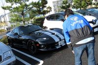 わが「バイパー」をじっくり観察するS氏。氏の見事なバイパールックに、「どちらがオーナーだか分かりませんよ」。（webCG竹下談）