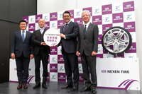 左からネクセンタイヤコーポレーションのカン ホ チャン社長、ネクセンタイヤジャパンの工藤大輔副社長と西村 竜社長、豊田通商の貸谷伊知郎常務。