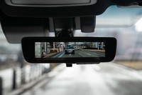 ルームミラーには、リアカメラの像を映す「デジタルインナーミラー」を採用。車内が多くの乗員や荷物で満たされた状態でも良好な後方視界が得られる。