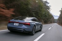 「e-tron GTクワトロ」のシステム最高出力は476PS。ローンチコントロール使用時には530PSにまで高められる。