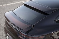 ボディーエンドのスポイラーは可動式となっており、車速に応じて自動で立ち上がる（90km/h以上で135mm上がる）ほか、室内から任意に展開・収納することもできる。