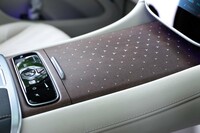 試乗車のインテリアに採用されていた、新設定の「ブラウンマグノリアウッドトリム」。精緻なスリーポインテッドスターの模様は、オープンポアアッシュウッドにレーザー加工で穴をあけ、ステンレススチールの薄板を裏からプレスして押し込む……という、特殊な象嵌（ぞうがん）技法によって実現したものだ。