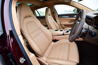 フロントにはヘッドレスト一体型のスポーツシートが標準で装備される。