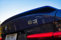 トランクに備わる小ぶりなスポイラー。アルピナ独自の空力デバイスはいずれも控えめな意匠で、エアロダイナミクスと上質なエクステリアデザインを両立させている。