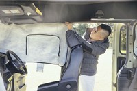 4方向の窓を覆う「プライバシーシェード」は一台分セットで3万1900円。写真のように吸盤を使ってウィンドウ部に張り付ける。