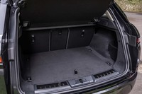 荷室容量は、5人乗車時で591リッター、後席をたたんだ場合は最大1383リッターまで拡大できる。