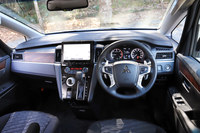 従来モデルからデザインが一新されたインストゥルメントパネルまわり。サバ杢の木目やステッチを施したソフトパッド、メタル調の走行モードセレクターなどを採用することで、各部の質感を高めている。