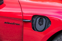 左右のフロントフェンダーに充電ポートを設置。右側（写真）が普通充電、左側が急速充電（CHAdeMO）に対応する。ポルシェ正規販売店に導入される出力150kWの急速充電器ポルシェターボチャージャーを使用すると、10分の充電で約100km分の走行が可能になるという。