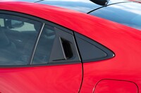 リアのドアハンドルはウィンドウエリアに隠されて配置される。電磁式となっており、ハンドルの内部に押しボタンがある。