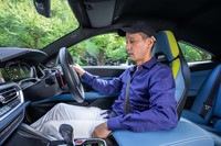 でもすぐに眠気はやってくる。飲酒運転は酒を飲まなければ防げるが、居眠り運転をしてしまう可能性はどんなドライバーにだってあるのだ。（クルマを止めて撮影したヤラセです。以下同じ）