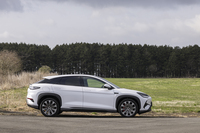 ボディーのスリーサイズは全長×全幅×全高＝4830×1925×1620mm。長さでいえばメルセデスの「GLC」やBMWの「X3」より少し大きいくらいのサイズ感だ。