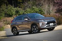 サスペンション形式は前がマクファーソンストラット、後ろがマルチリンク。ダンパーにリバウンドスプリングや応答性に優れたバルブを採用したり、リアサスペンションに中間板入りのブッシュを採用するなどして、操縦安定性の向上やダイレクトな操舵フィールなどが追求されている。