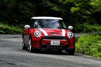 「MINI 5ドア」には8種類のボディーカラーが設定されている。今回の試乗車では「チリレッド ソリッド」の外装色に、ホワイトのルーフとドアミラーが特徴となる「クラシックトリム」と「ホワイトボンネットストライプ」が組み合わされていた。