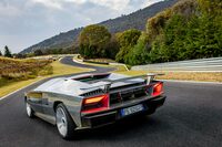 テールライトは反射効果も意図した、巧妙な造形である。