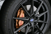 「BRZ STI Sport」には、ブレンボ製17インチフロント＆リアベンチレーテッドディスクブレーキ＋ゴールドキャリパーが22万円の有償メーカーオプションとして設定される。