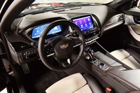 クラフトマンシップにこだわったというインテリア。日本仕様車のハンドル位置は左のみとなる。