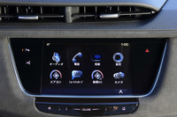 「XT5クロスオーバー」では、インフォテインメントや空調、オーディオなど、さまざまな機能の操作をタッチスクリーンに統合。ただし、実用性に配慮して、頻繁に使う音量調整のコントローラーや、エアコンの操作パネルなどはダッシュボード上に個別に残されている。