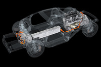 重量のかさむリチウムイオンバッテリーは、これまでトランスミッションが占めていた車体の中央にレイアウトされている。