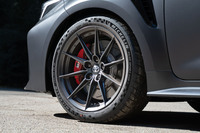 タイヤには245/40ZR18サイズの「ミシュラン・パイロットスポーツ カップ2コネクト」を装着。専用サスペンションのダンパーは前後ともにモノチューブ式で、前にはキャンバー剛性に優れる倒立式のものを、リアには「RZ」よりピストン径の太いものを使用している。