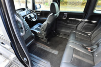 助手席は前後に57cmスライド可能。一番前に寄せた場合（写真）、助手席側スライドドアから運転席へのウオークスルーができるようになる。