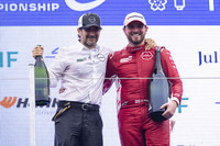 表彰台に立つ日産のオリバー・ローランド選手（写真右）。「日本のファンの前でこんなに素晴らしい結果を出せたことにとても興奮しています。新しいマシンは常に最高の感触で、チームもベストの仕事をしました」と喜びのコメントを寄せた。