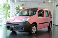 現在に至るまで続いている、色をテーマにした限定車「クルール」シリーズが初設定されたのは2010年のこと。写真は2011年7月に発売された第2弾モデル。