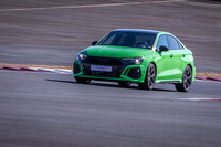 リアアクスルに2組の電子制御油圧多板クラッチを搭載。クワトロシステム（4WD）は、前後アクスルのトルク配分に加えてリア左右のトルクもコントロールする。これによりアンダーステアを感じさせない、意のままのコーナリングが可能になるという。