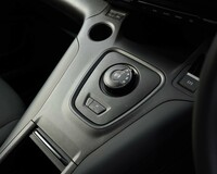 シフトセレクターはダイヤル式。その左上のカップホルダーは「プジョー・リフター」だとグリップコントロールのダイヤルに置き換わる。