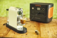 定格出力2000W（瞬間最大出力は4000W）というパワーを誇る「Jackery ポータブル電源 1000 Plus」。写真のエスプレッソマシンのような熱器具も、住宅内と同様に利用できる。
