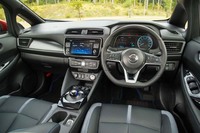 テスト車のインテリアカラーはブラック。ダッシュボードやステアリングなどにはブルーのアクセントが施される。