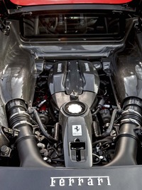 キャビン後方に縦置きされるV8ターボエンジンは、「歴代V8モデル最高峰」と称された「488ピスタ」と同じ、最高出力720PS/8000rpm、最大トルク770N・m/3250rpmを発生する。