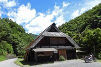 白沢川沿いの、キャンプ場に併設された古民家カフェ。この風情が気になっていて、いつか来てやろうと思っていたのだ。