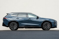 ボディーサイズは全長×全幅×全高＝4930×1880×1625mmとなっており、ちょっとの背の低いSUVといった趣だ。（写真：向後一宏）