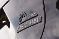 リアには「OFFROAD ADVENTURE」ロゴの専用エンブレムが装着される。