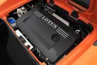 トヨタ製の1.8リッター直4エンジンに、米マグナソン製スーパーチャージャーを組み合わせたパワーユニットをリアミドに横置き搭載。最高出力220PS、最大トルク250N・mを発生する。