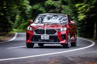 快適性と操舵性を大幅に向上させる「アダプティブMサスペンション」を搭載。低速では目地段差を通過する際にショックを伝えがちだが、速度が上がるにつれてそういった点は気にならなくなる。