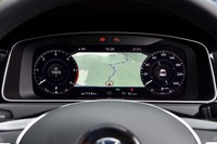 液晶タイプのメーターパネルには、写真のようにカーナビの地図を表示することができる。