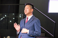 「デリカミニ」の特徴について説明する藤井氏。