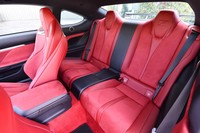 「RC F“パフォーマンスパッケージ”」の後席。定員は2人で、左右の座席間には小物を置くトレーが配される。