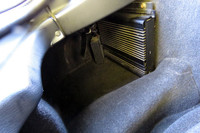 ラゲッジルームの左側には、ご覧の通り電装品が。なぜわざわざ雨漏りするポイントにこんなものを設置するのか？　当時のクライスラーの設計思想には計り知れないものがある。