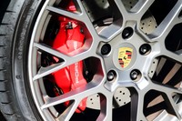 ブレーキキャリパーは前6ピストン、後ろ4ピストンのアルミ製モノブロックで、ブレーキディスクはドリルド加工が施されたベンチレーテッド型のスチール製。ディスクサイズは前後とも350mm径だが、厚みは前34mm、後ろ28mmとなっている。