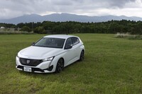 2022年4月に国内導入が発表された新型「プジョー308」。今回の試乗車は1.2リッターターボエンジン搭載のエントリーグレード「アリュール」で、車両本体価格は305万3000円。