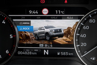 4LLcでは「ノーマル」「マッド」が選べる。これらの画像はモード切り替え時にメーターパネル中央のスクリーンに表示される。