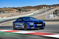 0-100km/h加速は「M8コンペティション」が3.2秒、「M8カブリオレ コンペティション」が3.3秒。最高速はともにリミッターで250km/hに抑えられているが、オプションの「Mドライバーズパッケージ」を装備すると305km/hまで引き上げることができる。