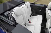 リアシートは2人掛け。50：50の分割可倒機構も備えている。