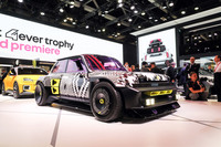 今回のショーの（個人的）目玉は、なんといっても「ルノーR5ターボ3E」。ターボなんか付いてないのに（このクルマは電気自動車）わざわざ“ターボ”を名乗るなんて、どうかしてるぜ！