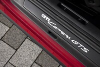 ドア開口部のサイドシルにも車名ロゴが添えられる。