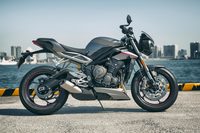 トライアンフ製ストリートファイターの特徴ともいえる、凝縮感のある前のめりなサイドビュー。今回は「ストリートトリプル」の中でも、最上級グレードの「RS」に試乗した。