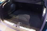 ラゲッジスペースの容量は5人乗車の通常使用時で536リッター（PHEVは471リッター）、リアシートの背もたれをすべて前方に倒せば1611リッター（同1545リッター）に拡大できる。