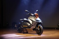 新型電動スクーター「BMW CE 04」。航続距離は130km。400ccバイク並みの車格でありながら、車検が不要な250ccクラスのモデルとして扱えるのもセリングポイントのひとつ。